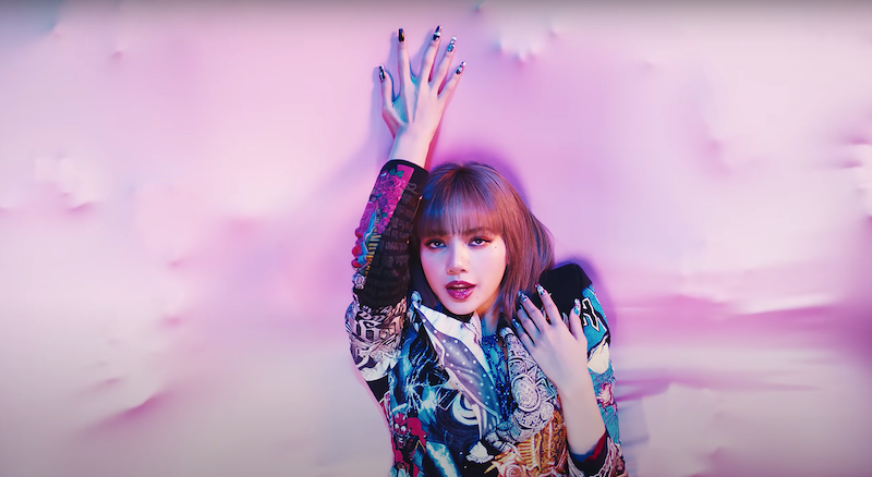 Cena no MV de LALISA para debut solo de Lisa (Blackpink) no K-Pop