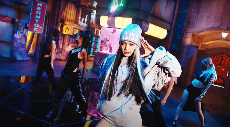 Cena no MV de LALISA para debut solo de Lisa (Blackpink) no K-Pop