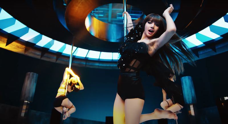 Cena no MV de LALISA para debut solo de Lisa (Blackpink) no K-Pop