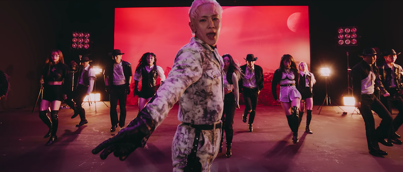 Key (SHINee) em cena do MV de Bad Love