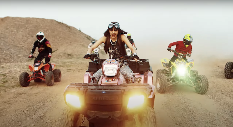 Cena no MV de LALISA para debut solo de Lisa (Blackpink) no K-Pop