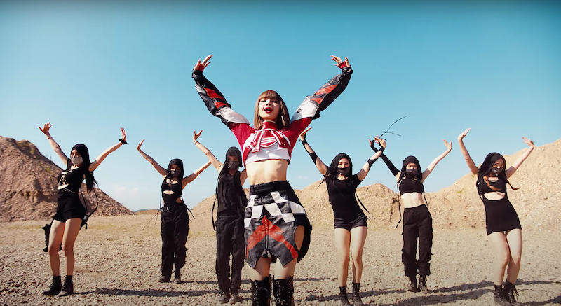 Cena no MV de LALISA para debut solo de Lisa (Blackpink) no K-Pop