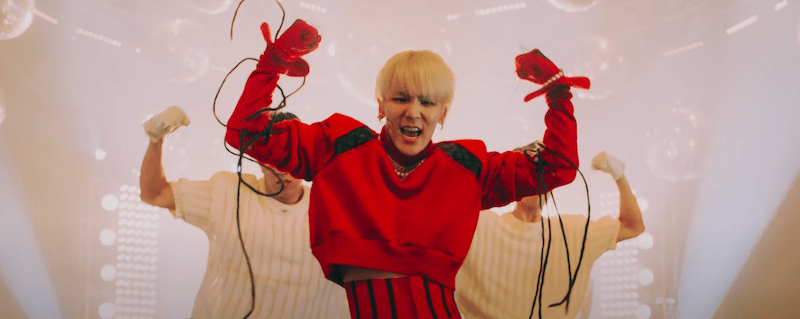 Key (SHINee) em cena do MV de Bad Love