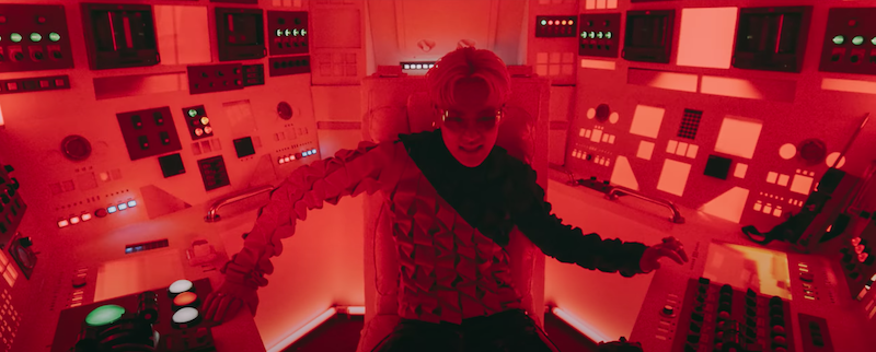 Key (SHINee) em cena do MV de Bad Love