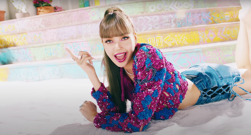 Cena no MV de LALISA para debut solo de Lisa (Blackpink) no K-Pop
