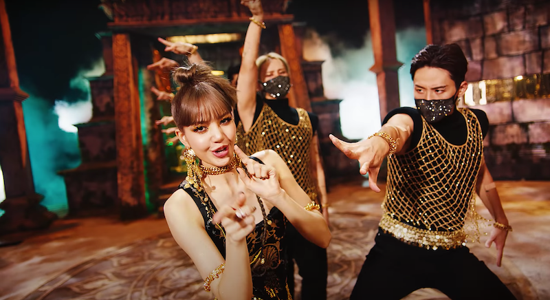 Cena no MV de LALISA para debut solo de Lisa (Blackpink) no K-Pop