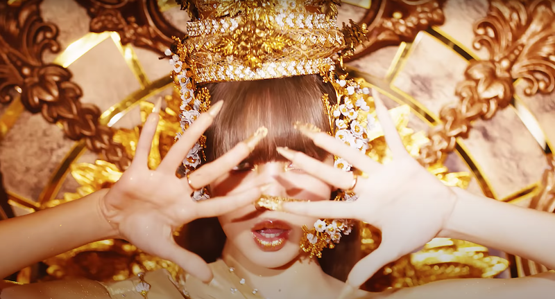 Cena no MV de LALISA para debut solo de Lisa (Blackpink) no K-Pop