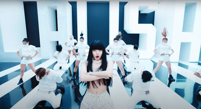 Cena no MV de LALISA para debut solo de Lisa (Blackpink) no K-Pop