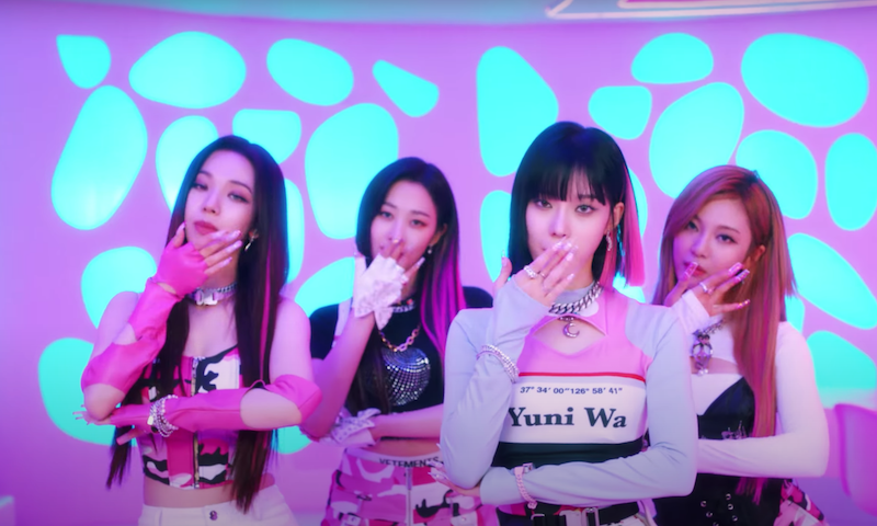 Girl group aespa, Karina, Giselle, Winter e Ningning, em cena do MV de "Savage" no k-pop
