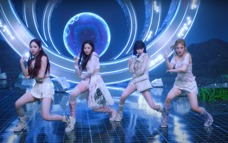 Girl group aespa, Karina, Giselle, Winter e Ningning, em cena do MV de "Savage" no k-pop
