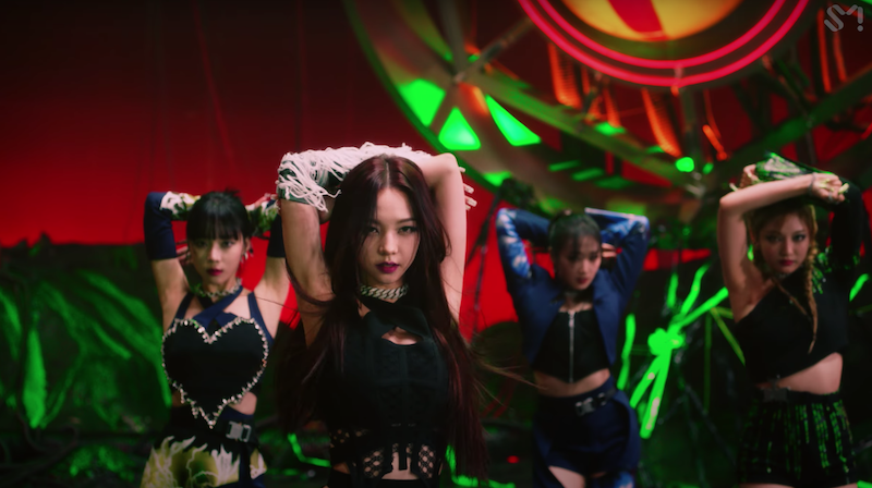 Girl group aespa, Karina, Giselle, Winter e Ningning, em cena do MV de "Savage" no k-pop