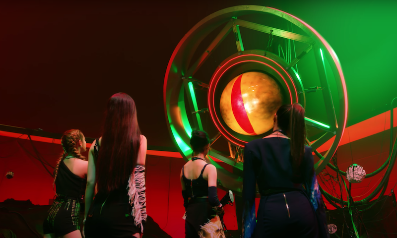 Girl group aespa, Karina, Giselle, Winter e Ningning, em cena do MV de "Savage" no k-pop
