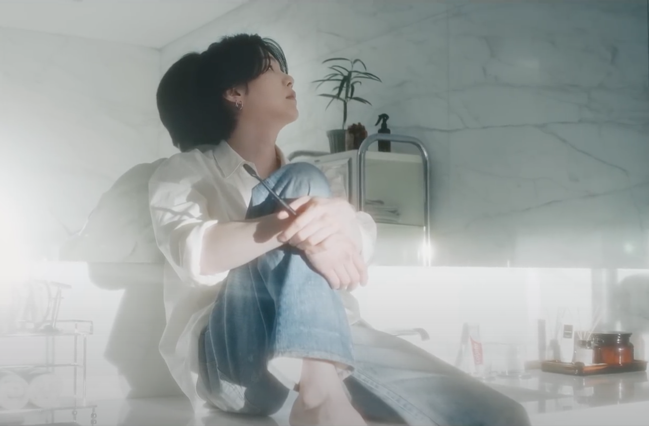 Suga do BTS pensativo no MV da música People Pt. 2