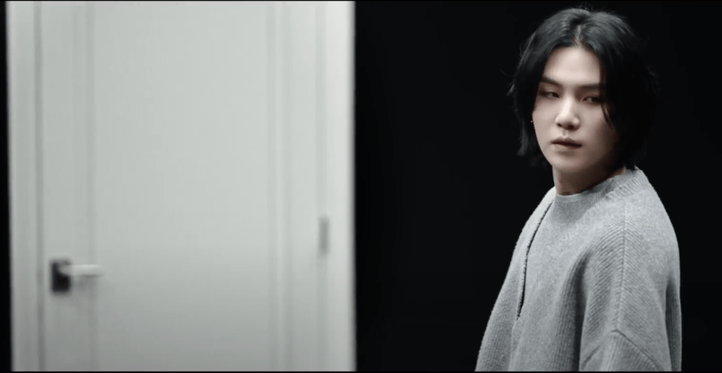 Cena do MV Amygdala do álbum D-DAY by Agust D (Suga)