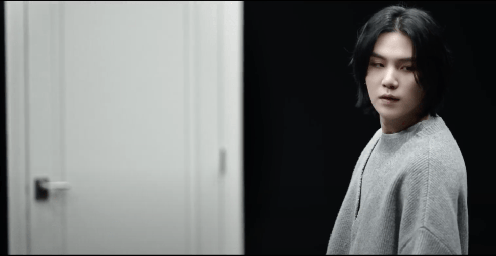 Cena do MV Amygdala do álbum D-DAY by Agust D (Suga)