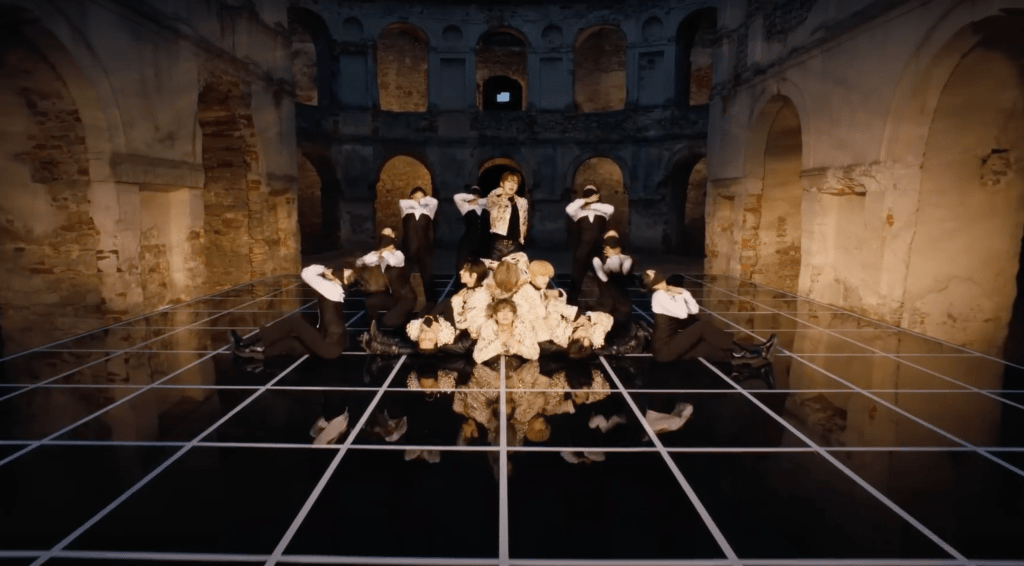 Cena do MV de Bite Me do álbum Dark Blood do ENHYPEN com dança