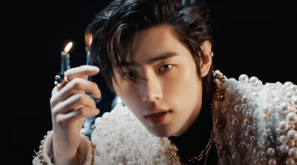 Cena do MV de Bite Me do álbum Dark Blood do ENHYPEN com rosto de Sunghoon em destaque