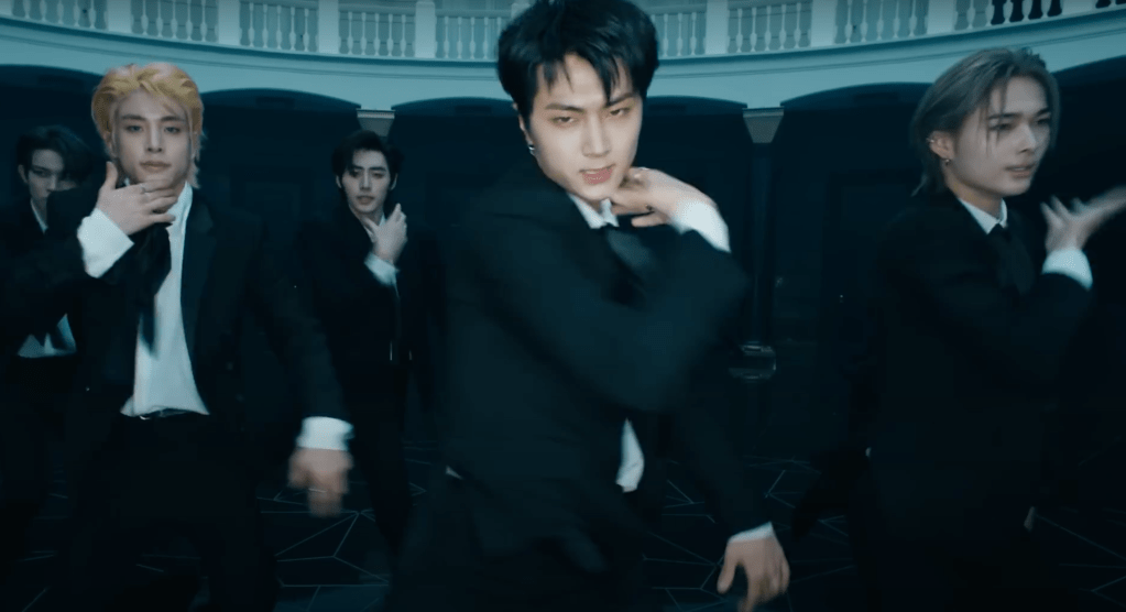 Cena do MV de Bite Me do álbum Dark Blood do ENHYPEN com dança de Jake, Sunghoon, Jay e Ni-ki