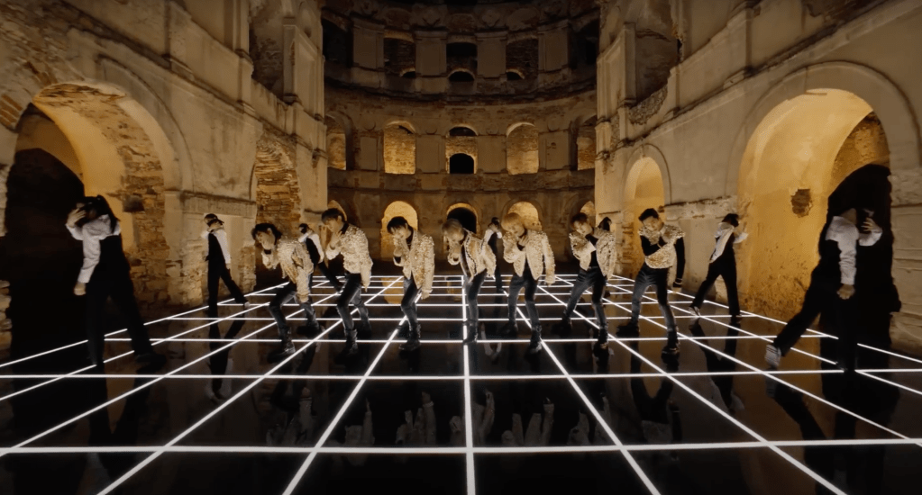 Cena do MV de Bite Me do álbum Dark Blood do ENHYPEN com dança