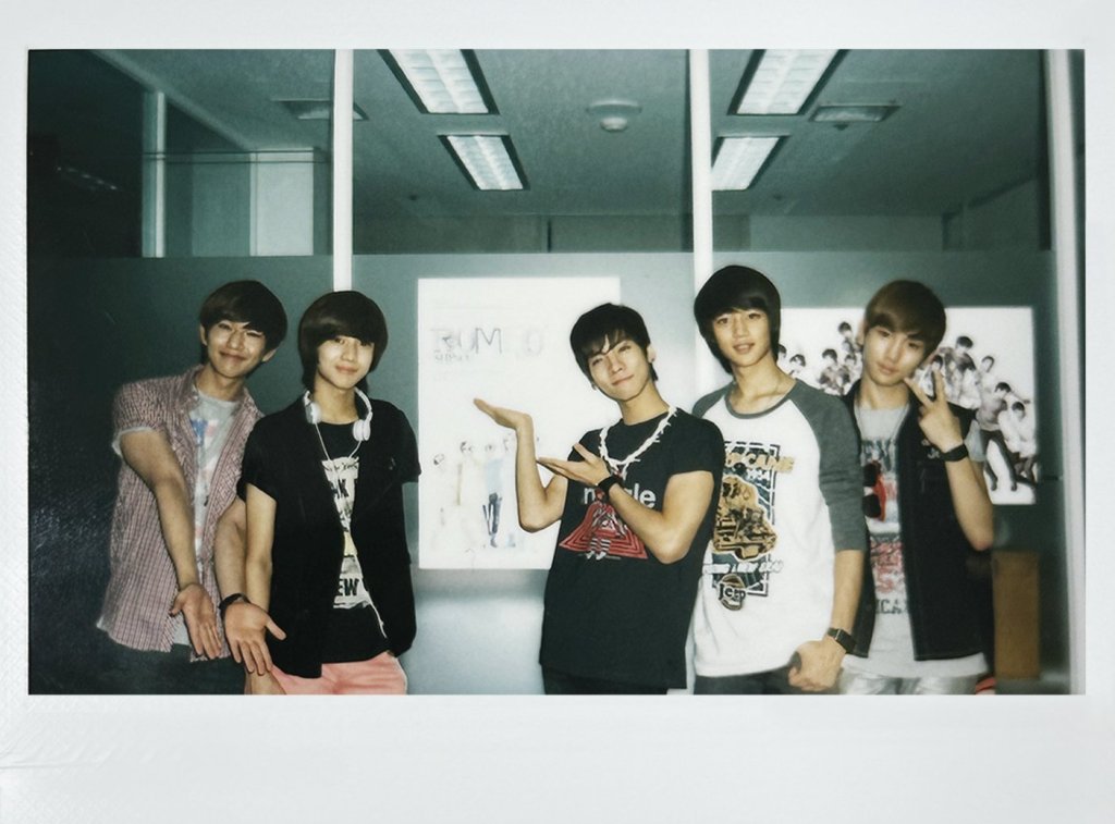 SHINee Day: foto da época do debut com Onew, Taemin, Jonghyun, Minho e Key adolescentes
