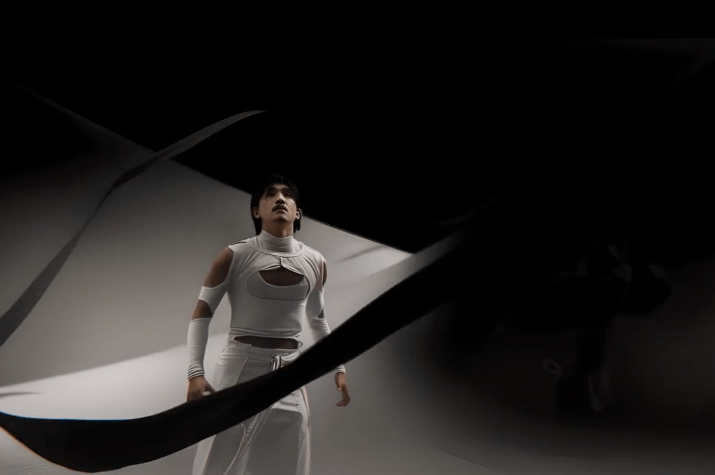 Cena de Midnatt no MV de Masquerade, música que contou com AI para ser replicada em 6 idiomas