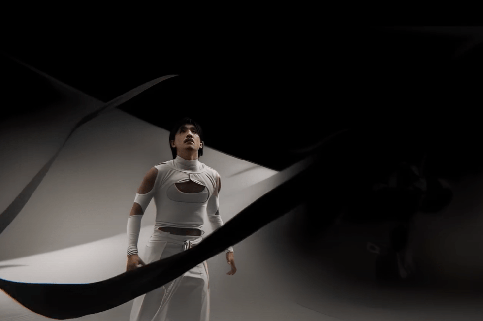 Cena de Midnatt no MV de Masquerade, música que contou com AI para ser replicada em 6 idiomas