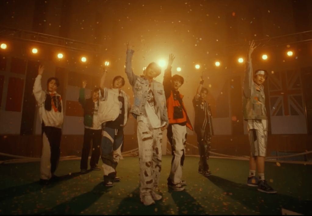 Debut do grupo LUN8 com todos os membros dançando em cena do MV de Wild Heart