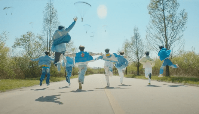 Debut do grupo LUN8 com todos os membros correndo em cena do MV de Wild Heart