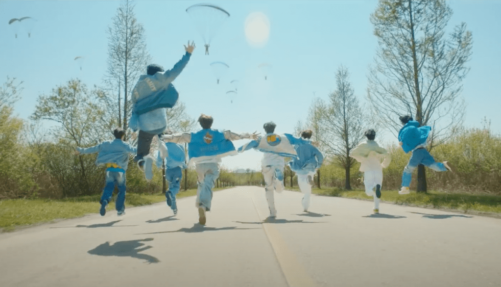 Debut do grupo LUN8 com todos os membros correndo em cena do MV de Wild Heart