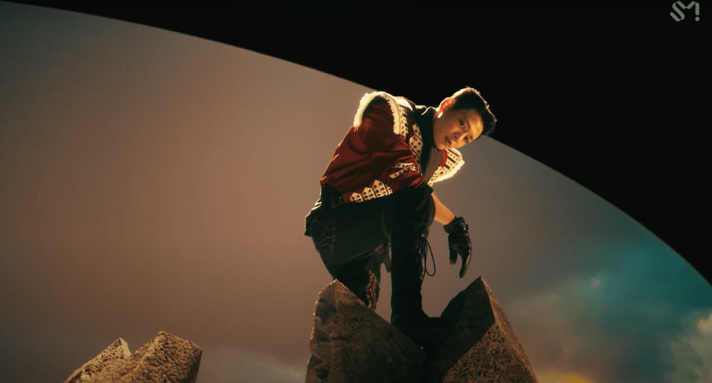 Minho no MV de HARD, titletrack do novo álbum HARD, do SHINee (Reprodução MV)