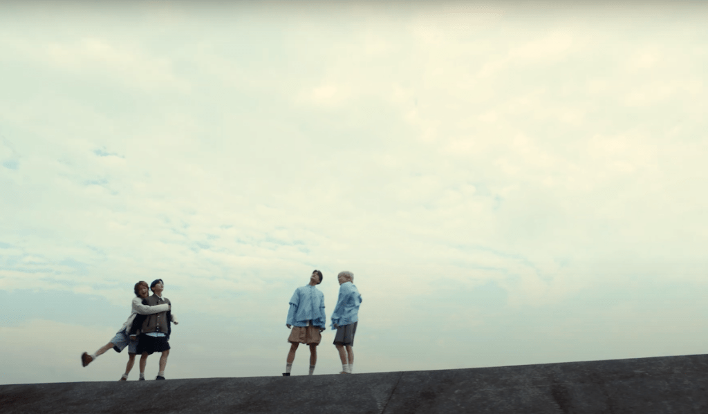 Cena do MV de The Feeling do SHINee com Minho, Taemin, Onew e Key em momento de descontração