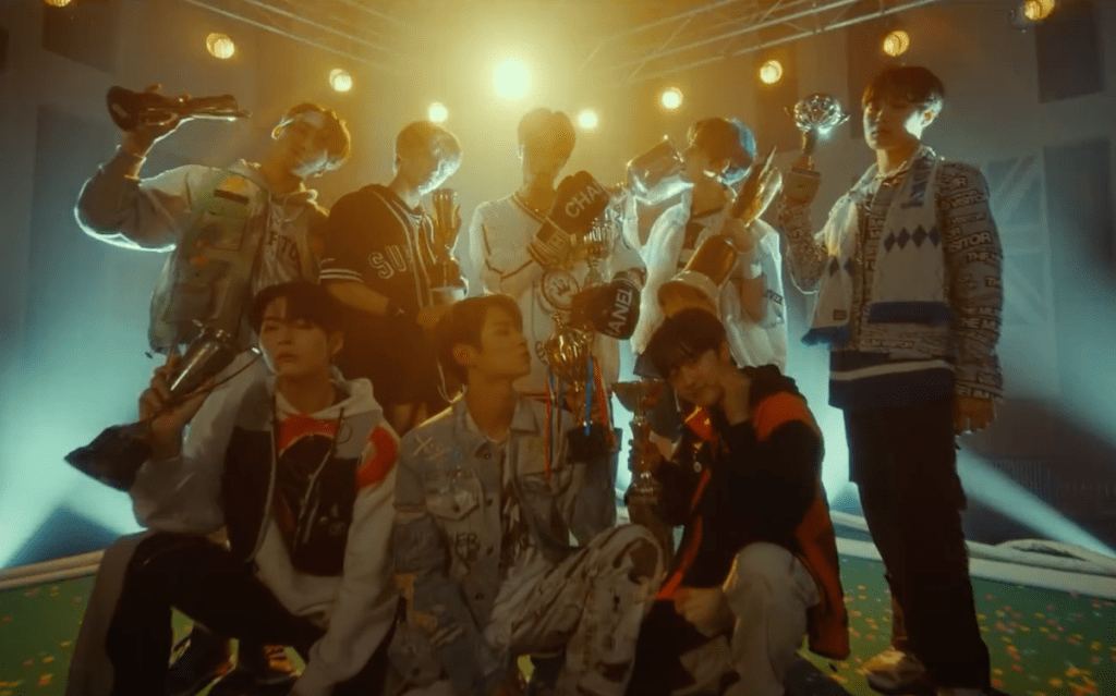 Debut do grupo LUN8 com todos os membros segurando troféus em cena do MV de Wild Heart