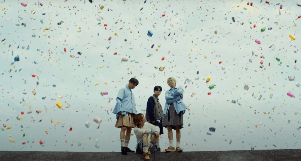 Cena do MV de The Feeling do SHINee com Minho, Taemin, Onew e Key em momento de descontração