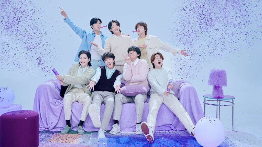 Take Two: foto com os sete membros do BTS fazendo festa em comemoração ao BTS Festa e os dez anos de carreira (Big Hit / Divulgação)