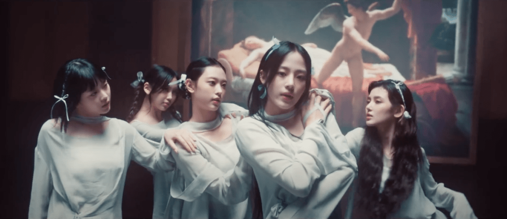 Cena do grupo NewJeans dançando para a música Cool With You do álbum Get Up