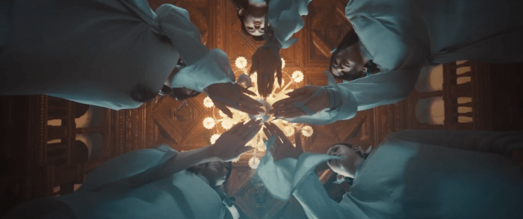 Cena do grupo NewJeans com vista das mãos unidas para a música Cool With You do álbum Get Up