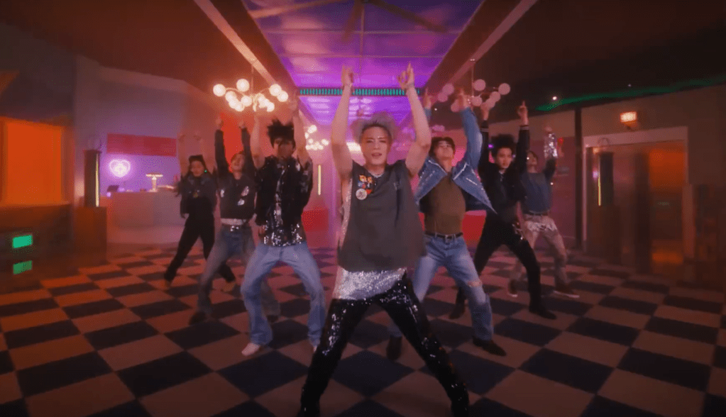 Chenle, Haechan, Jaemin, Jeno, Jisung, Mark e Renjun do NCT Dream dançam em uma das cenas de ISTJ do álbum ISTJ