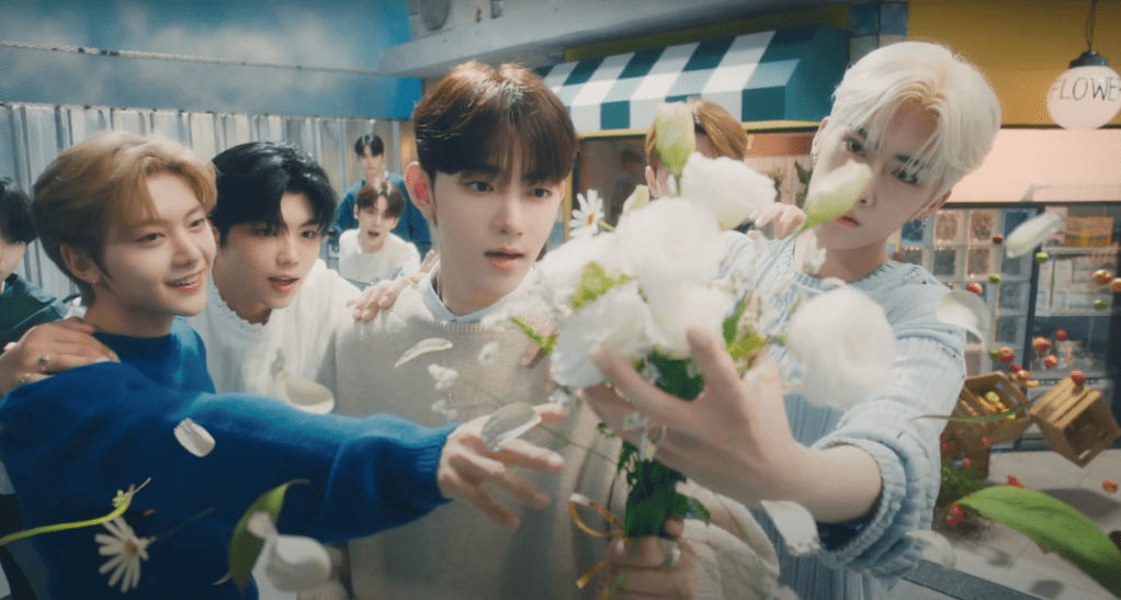 ZEROBASEONE, um dos grupos de K-Pop temporários, em seu MV de debut com o álbum YOUTH IN THE SHADE