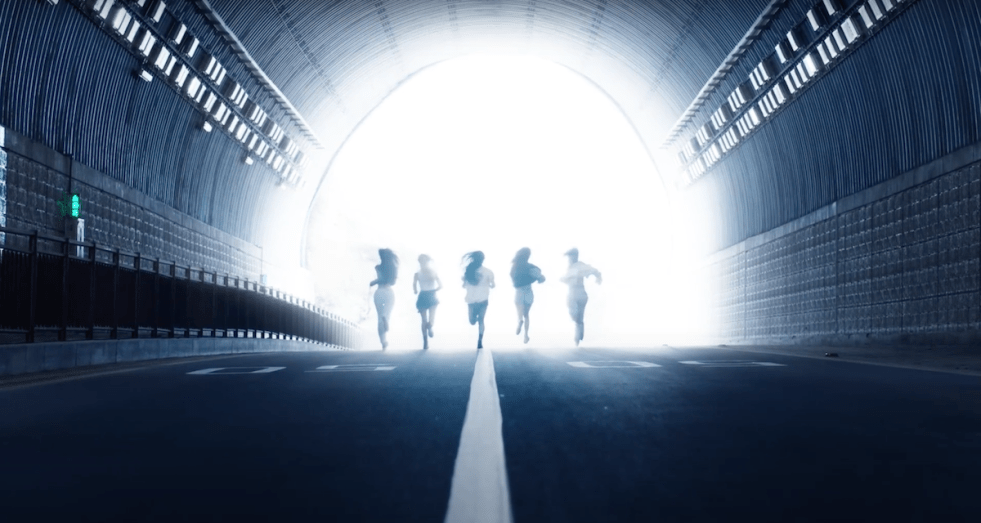 Imagem do MV de Bet on Me de Itzy com Yeji, Yuna, Ryujin, Chaeryeong e Lia no final de um túnel