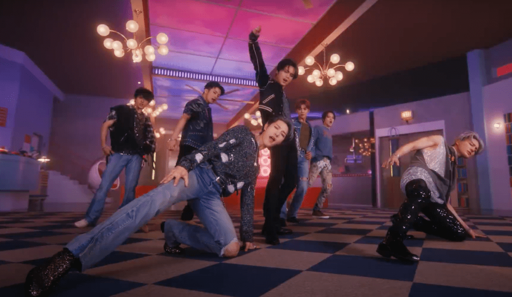 Chenle, Haechan, Jaemin, Jeno, Jisung, Mark e Renjun do NCT Dream dançam em uma das cenas de ISTJ do álbum ISTJ