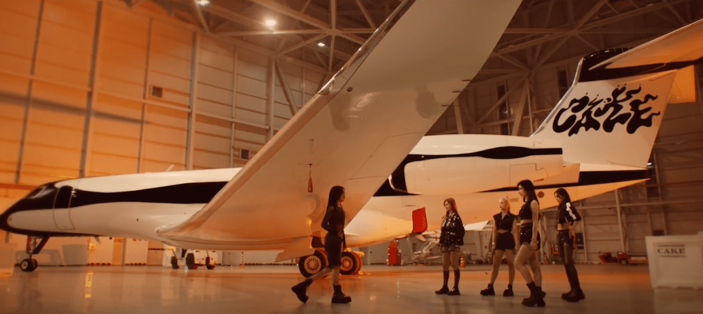 Yeji, Ryujin, Yuna, Chaeryeong e Lia em cena do MV de Cake para o álbum Kill My Doubt