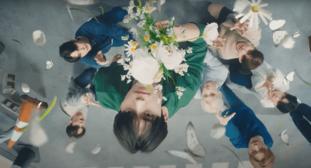 ZEROBASEONE, um dos grupos de K-Pop temporários, em seu MV de debut com o álbum YOUTH IN THE SHADE