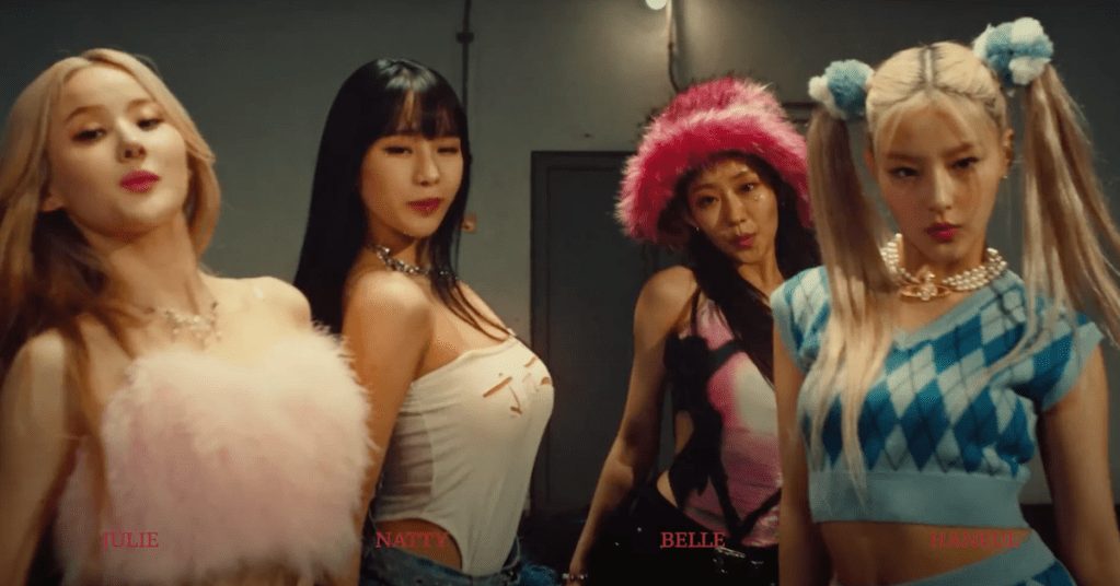 Cena do MV de Shhh, KISS OF LIFE, com Belle, Natty, Julie e Haneul dançando