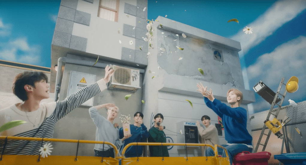 ZEROBASEONE, um dos grupos de K-Pop temporários, em seu MV de debut com o álbum YOUTH IN THE SHADE