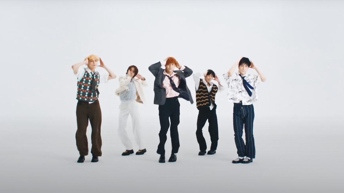 TXT dançando em cena do MV da música Do It Like That com Jonas Brothers