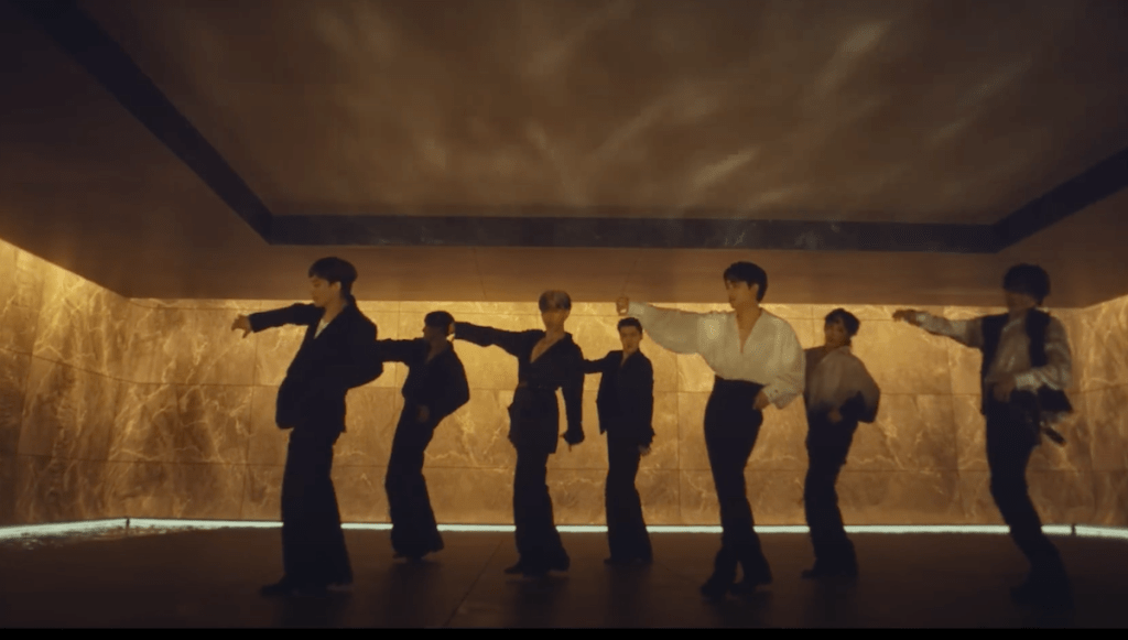 Cena do MV de Cream Soda do álbum EXIST do EXO com todos os membros dançando