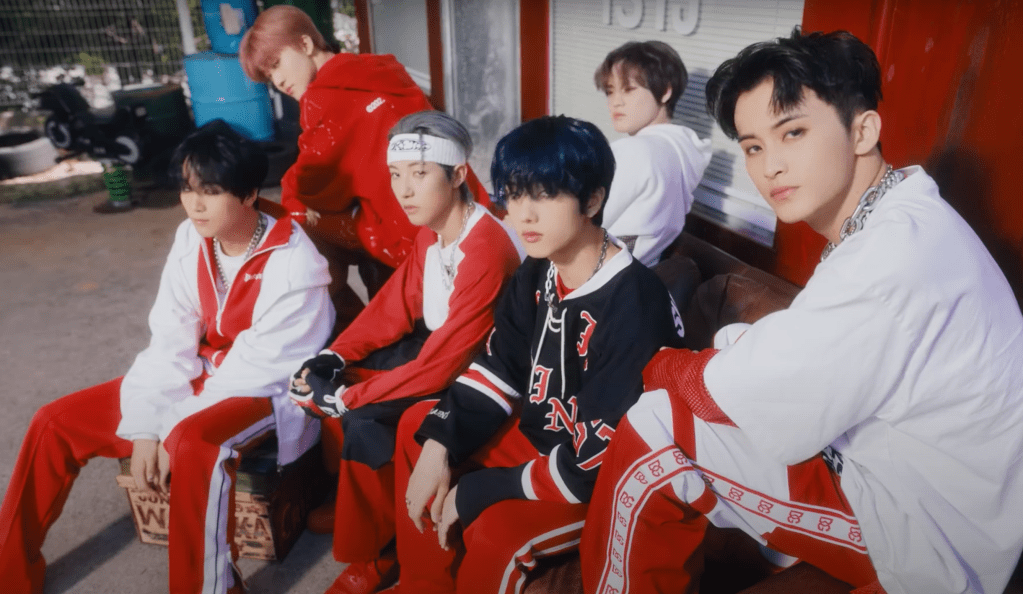 Chenle, Haechan, Jaemin, Jeno, Jisung, Mark e Renjun do NCT Dream encaram a câmera em uma das cenas de ISTJ do álbum ISTJ