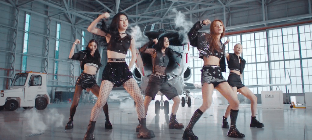 Itzy dançando em cena do MV de Cake para o álbum Kill My Doubt