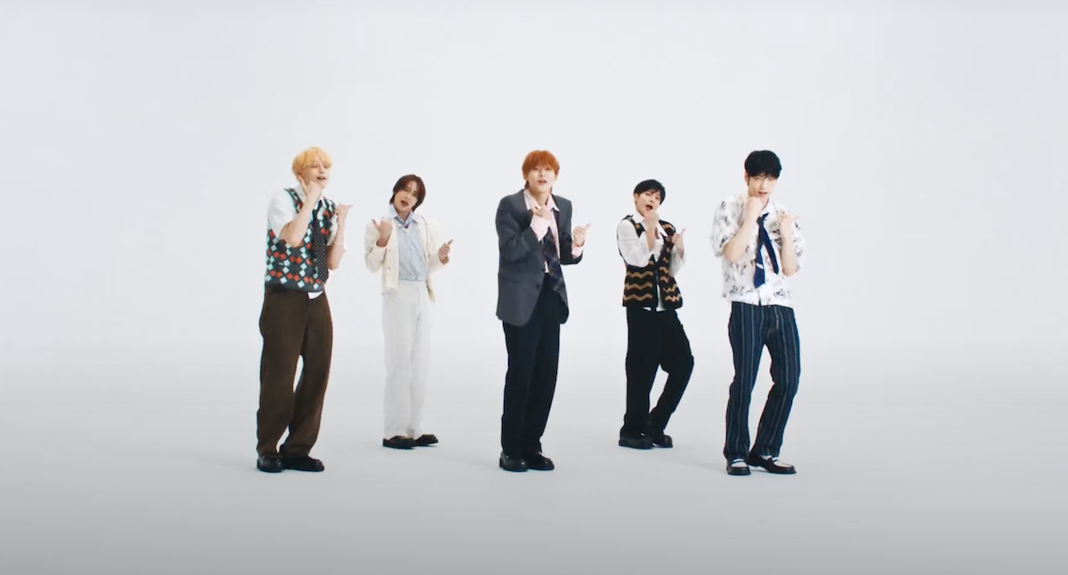 TXT dançando em cena do MV da música Do It Like That com Jonas Brothers