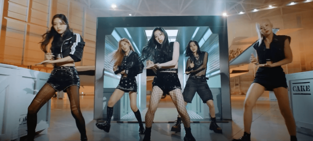 Itzy dançando em cena do MV de Cake para o álbum Kill My Doubt